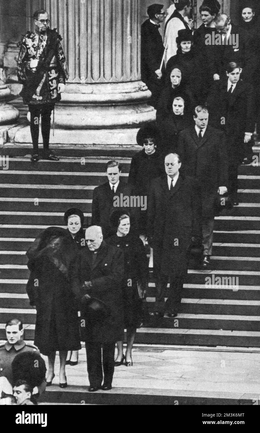 Lady Churchill appoggiata dal figlio Randolph e seguita dalle figlie Lady Audley e la signora Christopher Soames, suo marito e il nipote di Winston Churchill. Data: 1965 Foto Stock