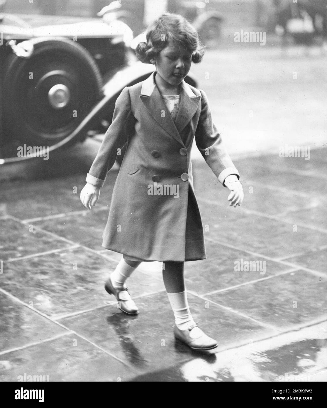 Fotografia della principessa Elisabetta di York (ora Regina Elisabetta II) scattata nel maggio 1932, in arrivo al Torneo reale. Foto Stock