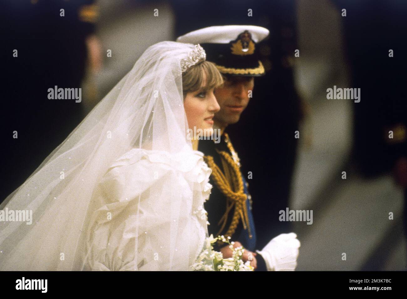 Una fotografia del principe Carlo con la sua sposa, Lady Diana Spencer, poi principessa di Galles. Folle di 60000 persone hanno costeggiato le strade di Londra per assistere alla cerimonia il 29th luglio 1981. Data: 29th luglio 1981 Foto Stock