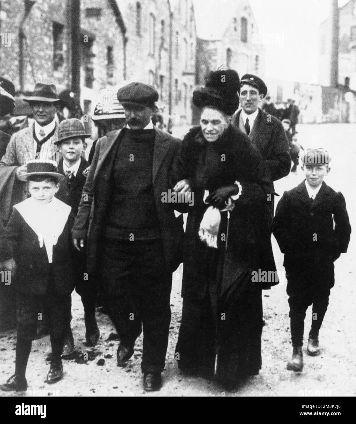 Una fotografia di un membro dell'equipaggio del Titanic che è sopravvissuto al disastro, visto qui con la sua famiglia. Data: 4th maggio 1912 Foto Stock