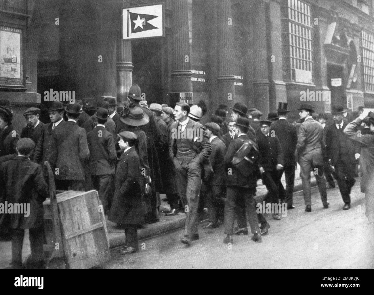Dopo l'annuncio del disastro del Titanic, i notiziari si trovano all'esterno dell'ufficio di Leadenhall Street della White Star Line. Data: 20th aprile 1912 Foto Stock