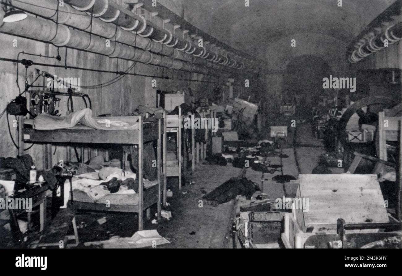 La fotografia mostra i macchinisti tedeschi che dormono in un tunnel profondo nell'arsenale di Cherbourg. Data: 1944 Foto Stock