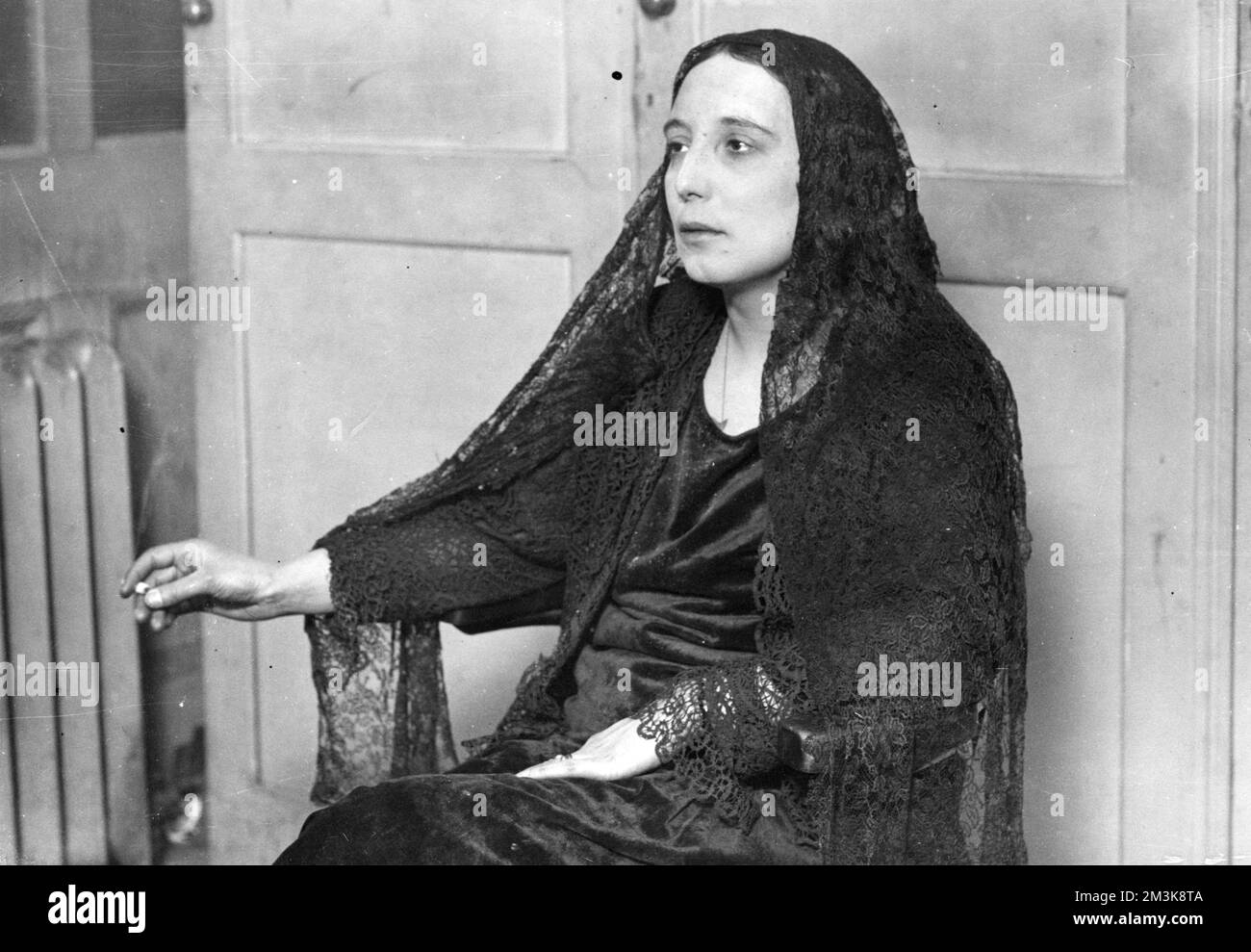 Il cantante e modello di cabaret Dolores, favorito dallo scultore Jacob Epstein, colpisce una posa tipicamente imperiosa e si gode una sigaretta. Data: c.1925 Foto Stock