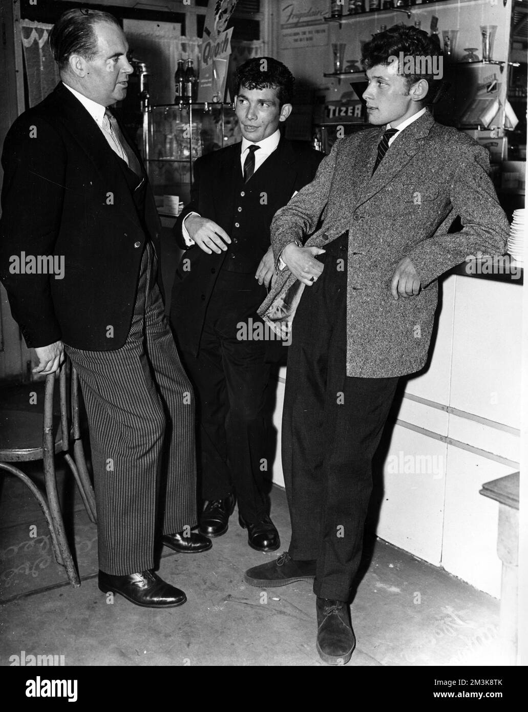 Norman Noel Dodds (1903-1965), politico cooperativo ha mostrato di parlare con alcuni Teddy ragazzi in un bar o pub. MP per Dartford dal 1945-1955 e per Erith e Crayford dal 1955 al 1965 fino alla sua morte all'età di 61 anni. Data: c.1955 Foto Stock