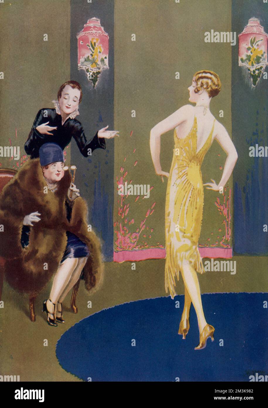 Una signora cliente piuttosto grande e maturo di una casa di moda coetanei attraverso i suoi occhiali al più recente vestito 1920s modellato da una giovane donna velte. Data: 1929 Foto Stock