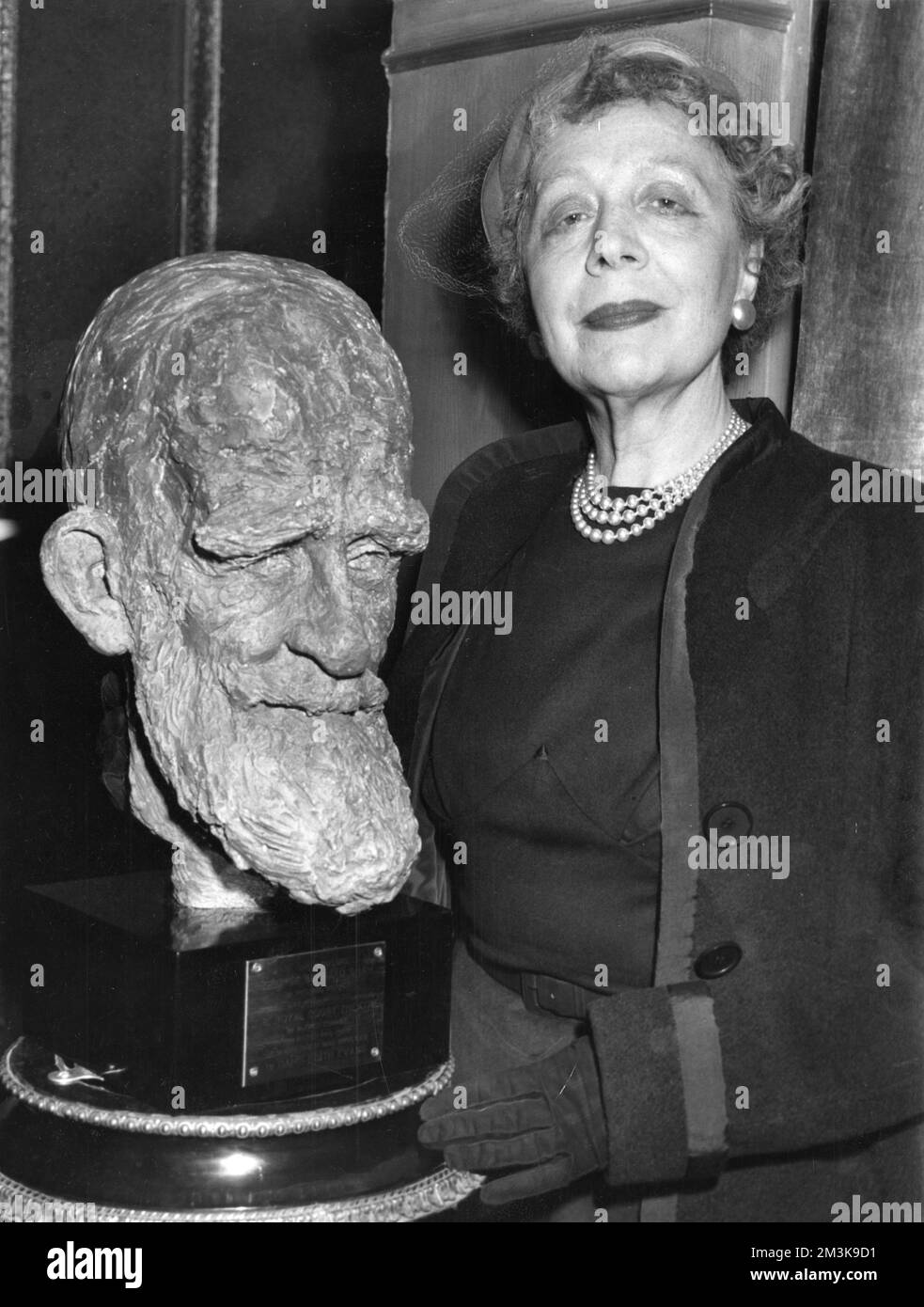Dame Edith Mary Evans (1888-1976) attrice inglese che ha svelato un busto di George Bernard Shaw il 14th marzo 1955 Data: 14th marzo 1955 Foto Stock
