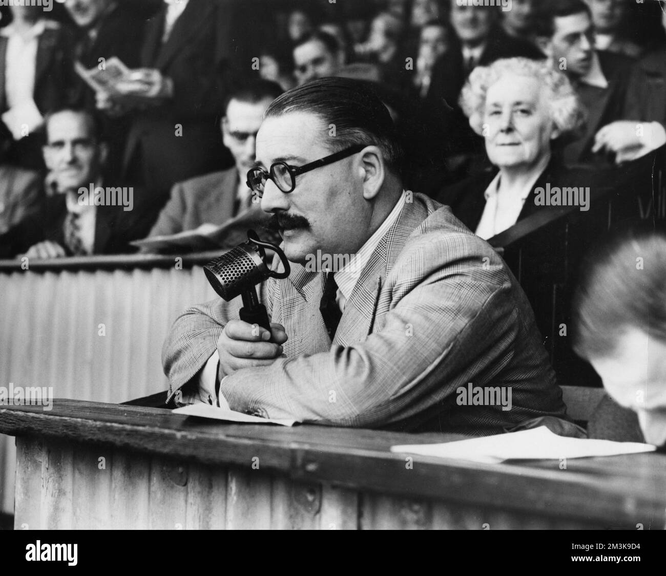 Raymond Glendenning (1907-1974) commentatore di sport radiofonici della BBC, commentando qui la partita Park Rangers contro Swansea Data: 1st settembre 1951 Foto Stock
