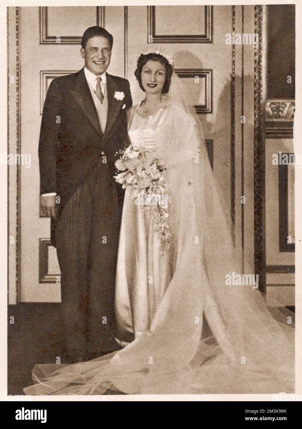 GERALD DAVID LASCELLES sul suo matrimonio con Angela Dowding a St. Margaret's Church, Westminster. Lascelles era figlio minore della principessa reale. Data: 1924 - Foto Stock