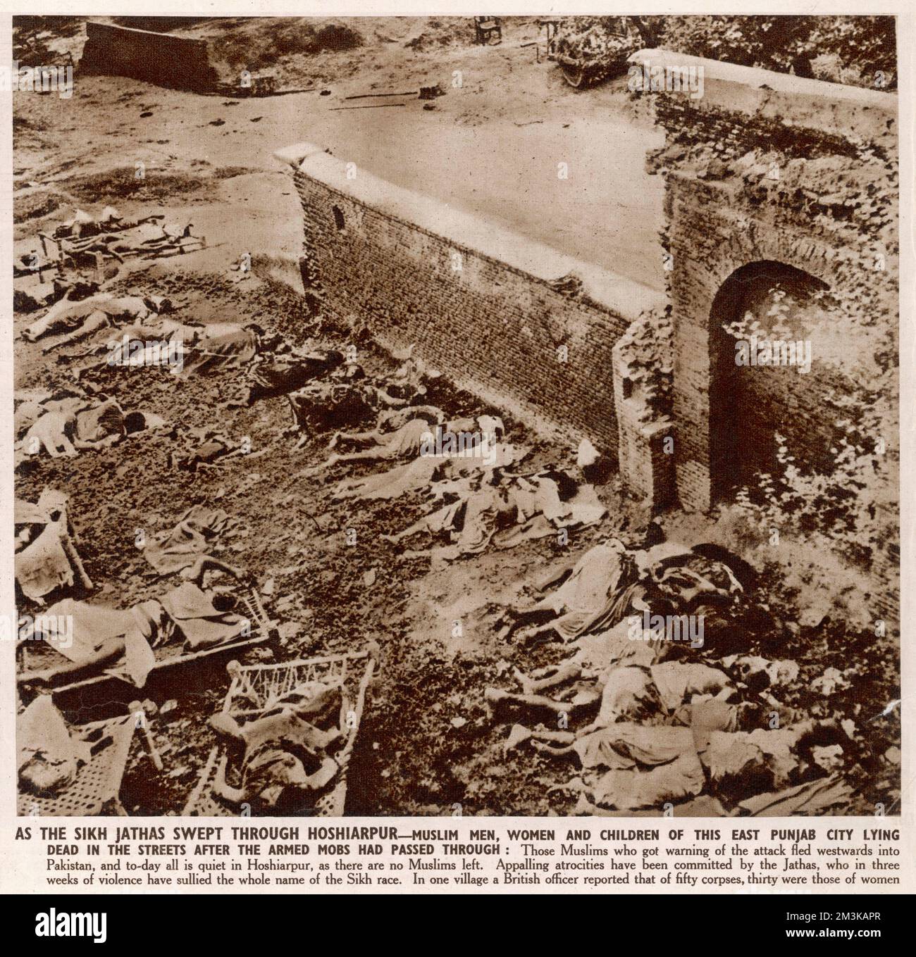Uno dei devastanti risultati della violenza tra Sikh e Musulmani che seguì la partizione dell'India nel 1947; uomini, donne e bambini musulmani morti nelle strade dopo che le folle armate di Sikh Jathas erano passate attraverso la città di Hoshiarpur nel Punjab orientale. 1947 Foto Stock