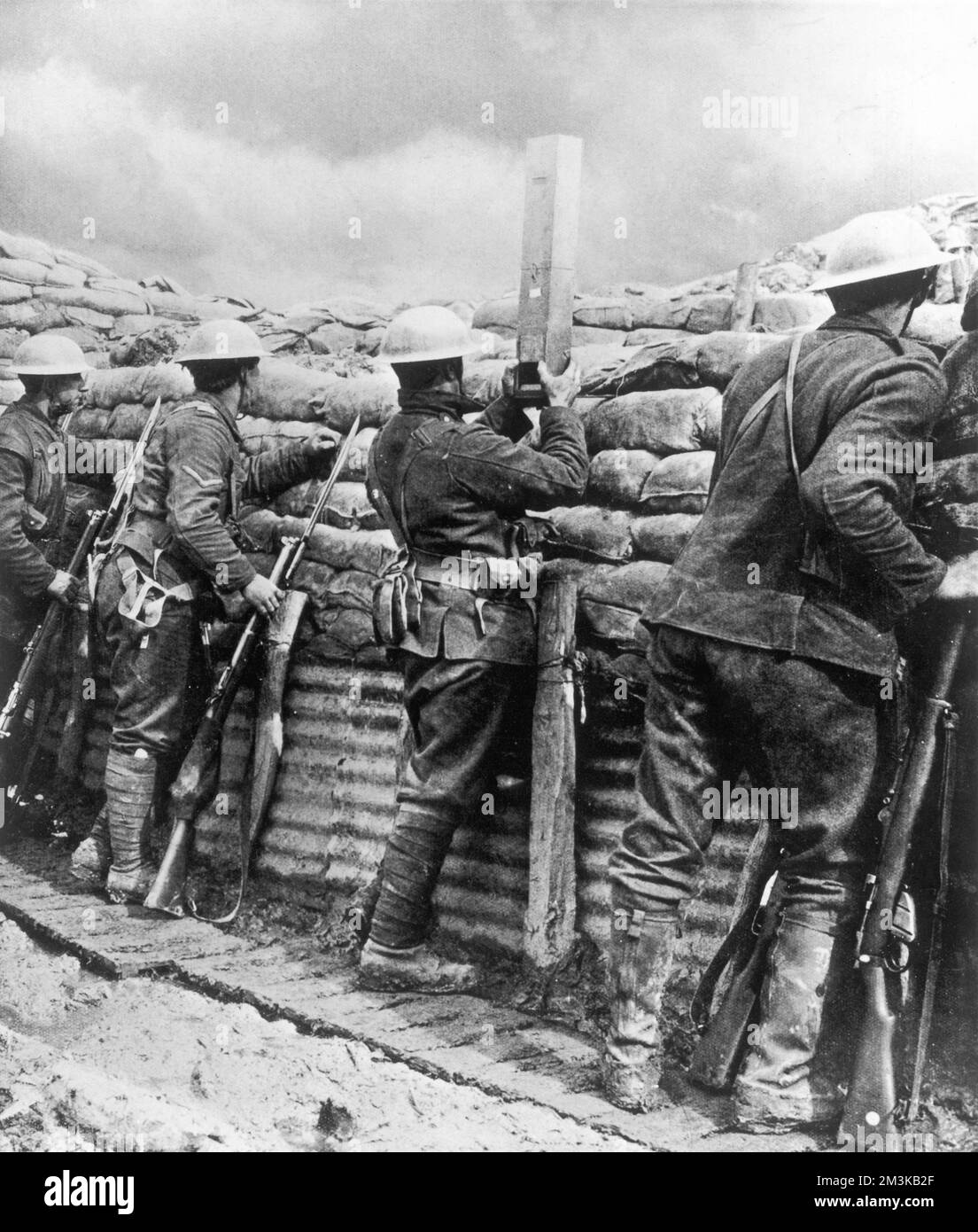 Le truppe canadesi indossano caschi d'acciaio Foto Stock