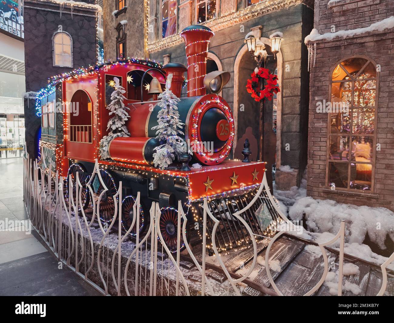 Treno rosso di natale con regali di Babbo Natale. Foto Stock