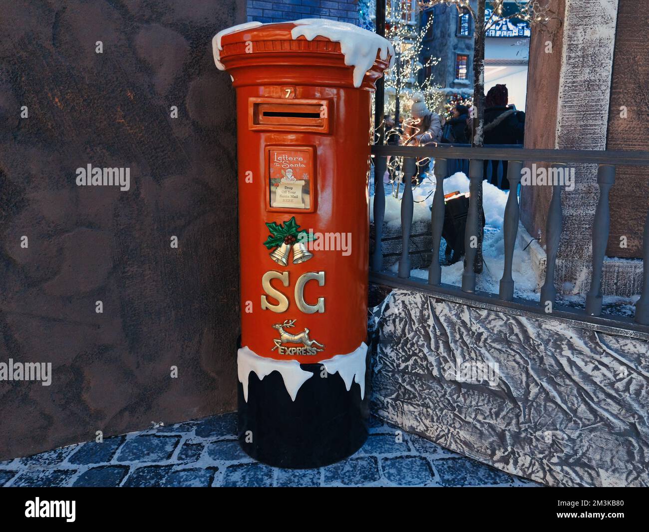 Casella postale rossa per le lettere a Babbo Natale. Foto Stock