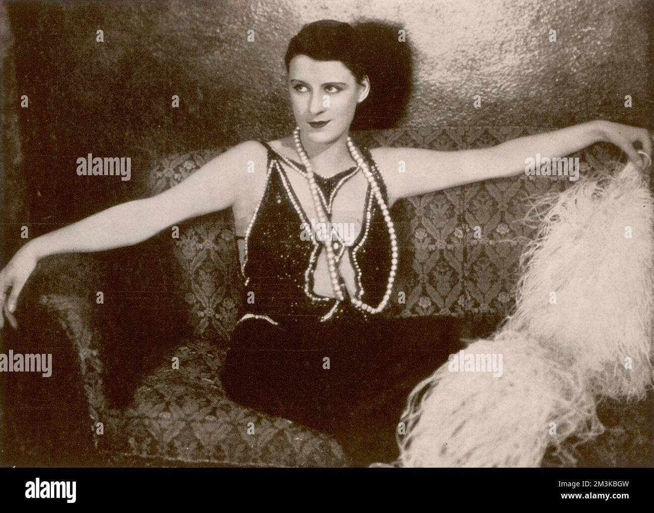 Beatrice Lillie (1894 - 1989) attrice britannica, aka Lady Peel. La didascalia ci dice che dopo aver segnato così tanti trionfi come una delle più grandi e spiritose stelle rivali d'Inghilterra, ha ceduto al fascino del film e, dopo un incantesimo a Hollywood, sta ora recitando nella foto Metro-Godwyn, 'Exit Smiling'. Nel 1920 sposò Sir Robert Peel che successe alla baronettia di suo padre nel 1925. Data: 1926 Foto Stock