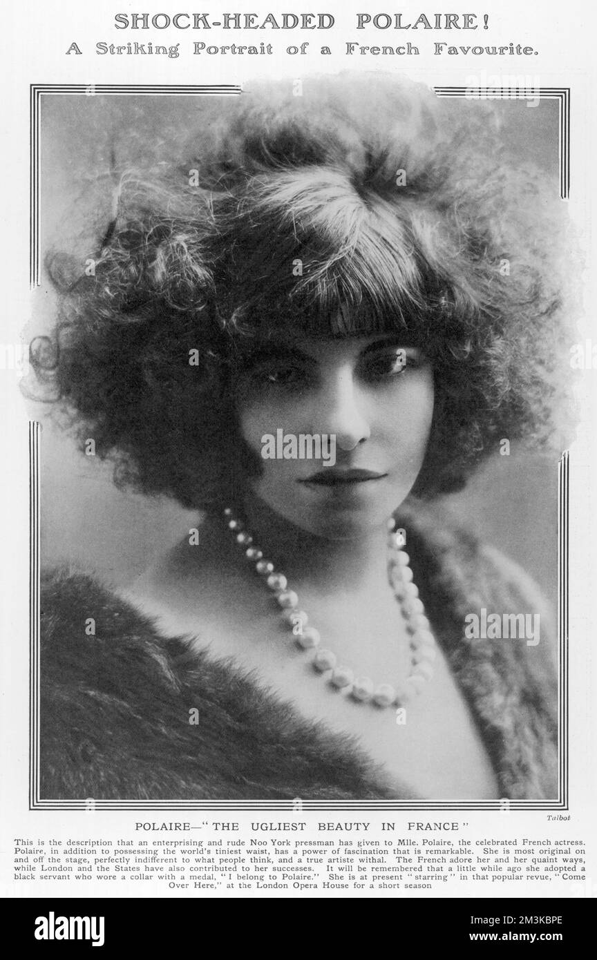 Emilie Polaire (1877 - 1939), attrice francese e musicista reputò avere la vita più piccola del mondo, qui raffigurata con una testa piena di capelli selvatici. Data: 1913 Foto Stock