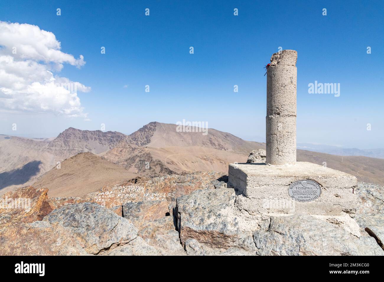 Un waypoint / trig point a Pico Veleta nella catena montuosa della Sierra Nevada in Andalusia, Spagna Foto Stock