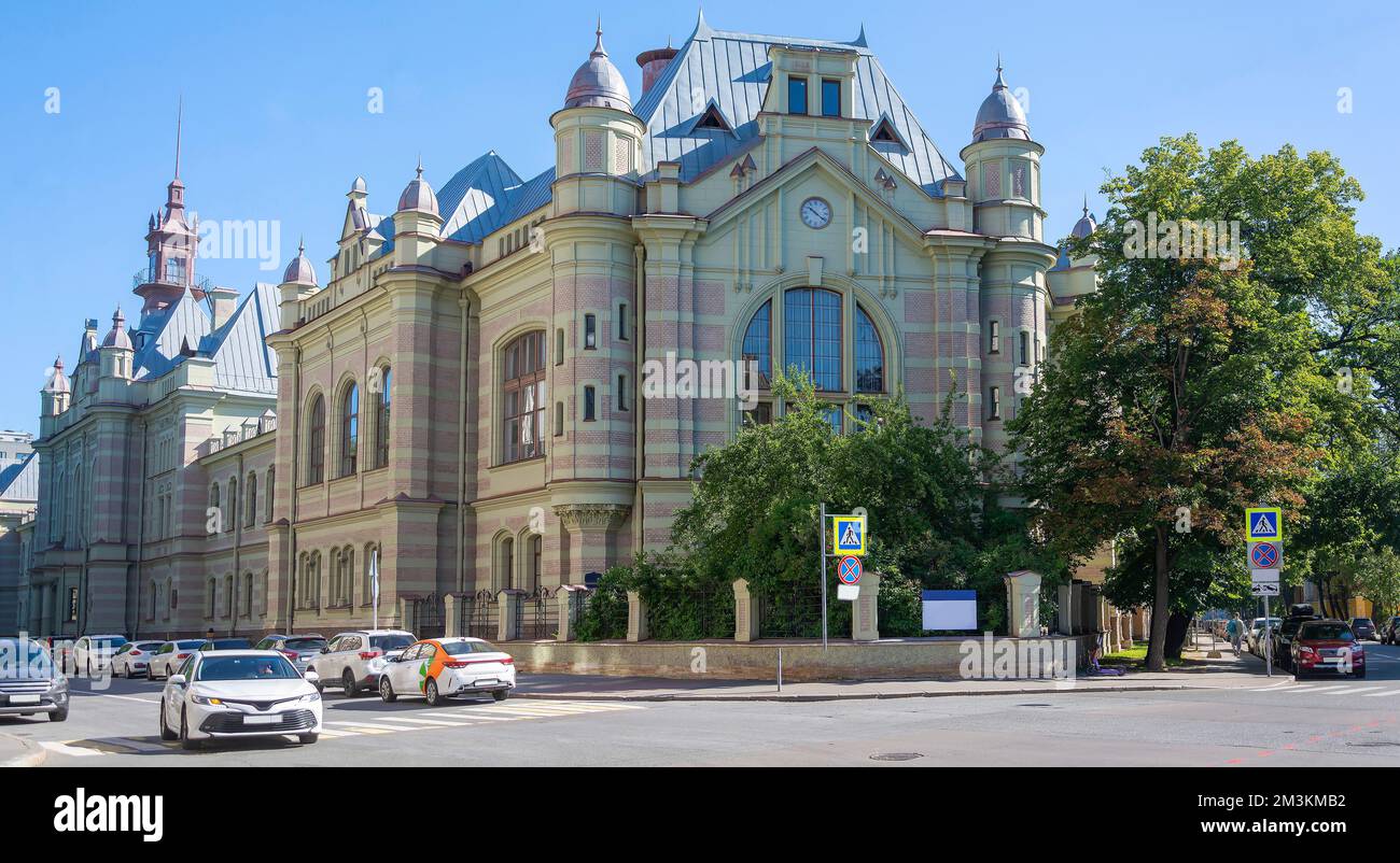 St Petersburg, edificio eclettico all'angolo tra Via Professor Popov e Viale Aptekarsky Foto Stock