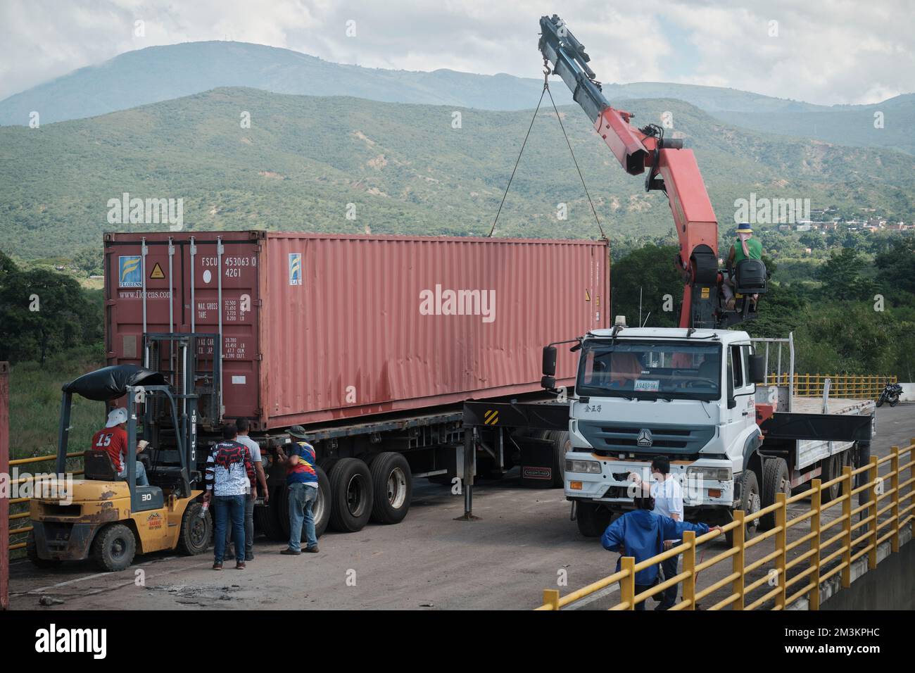 Cucuta, Colombia. 15th Dec, 2022. I dipendenti del governo venezuelano rimuovono i container che bloccano il ponte internazionale di Titendas sul confine colombiano-venezuelano dal 2019. Credit: Ferley Ospina/dpa/Alamy Live News Foto Stock