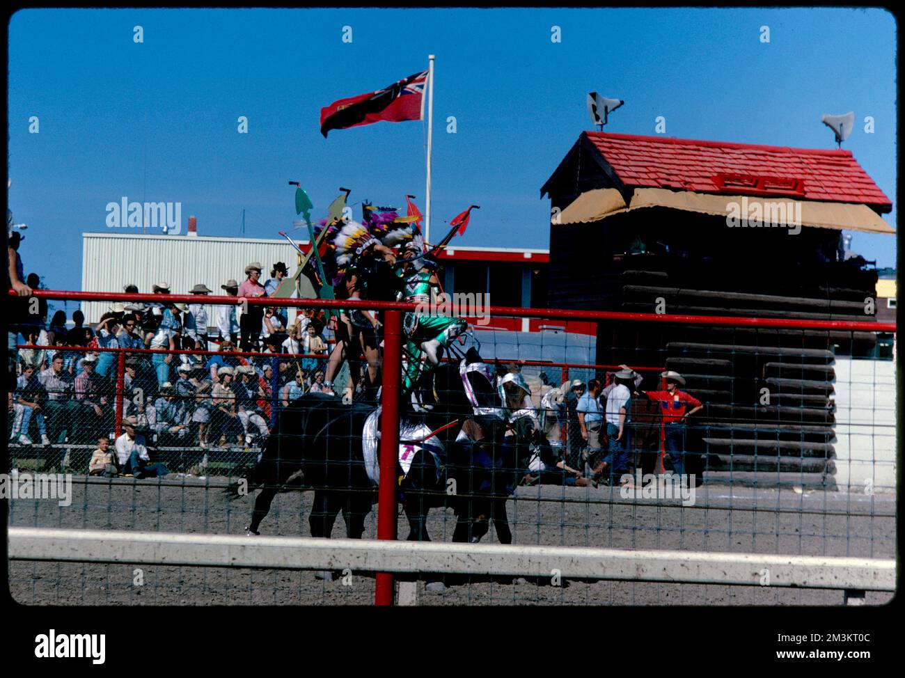 Persone in piedi su cavalli con bandiera, Calgary Stampede, Alberta , equitazione, rodei, Calgary Stampede. Collezione Edmund L. Mitchell Foto Stock