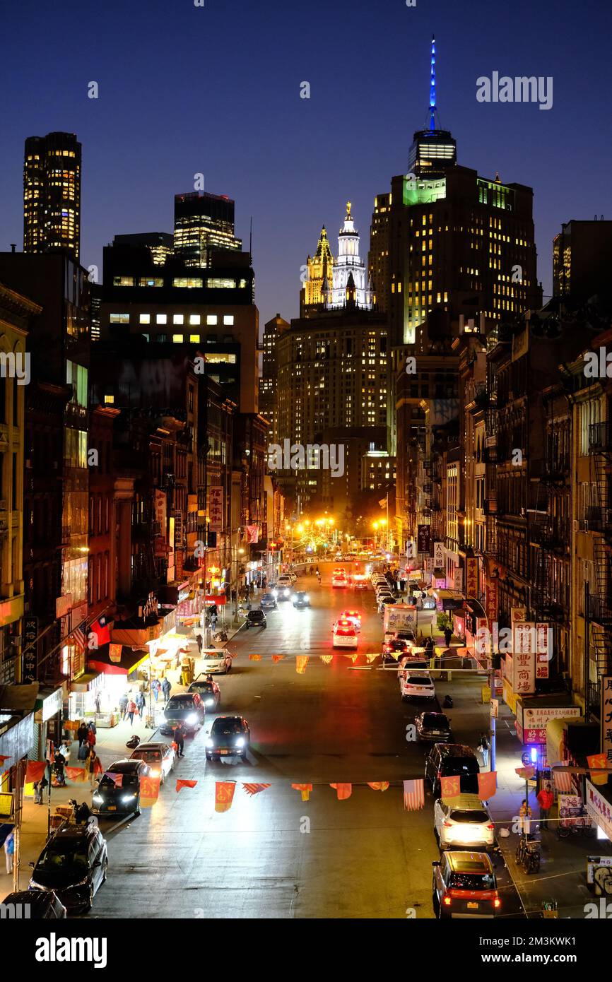 Vista al crepuscolo di East Broadway a Lowe East Side di Manhattan con l'One World Trade Center sullo sfondo. Manhattan. New York City. USA Foto Stock