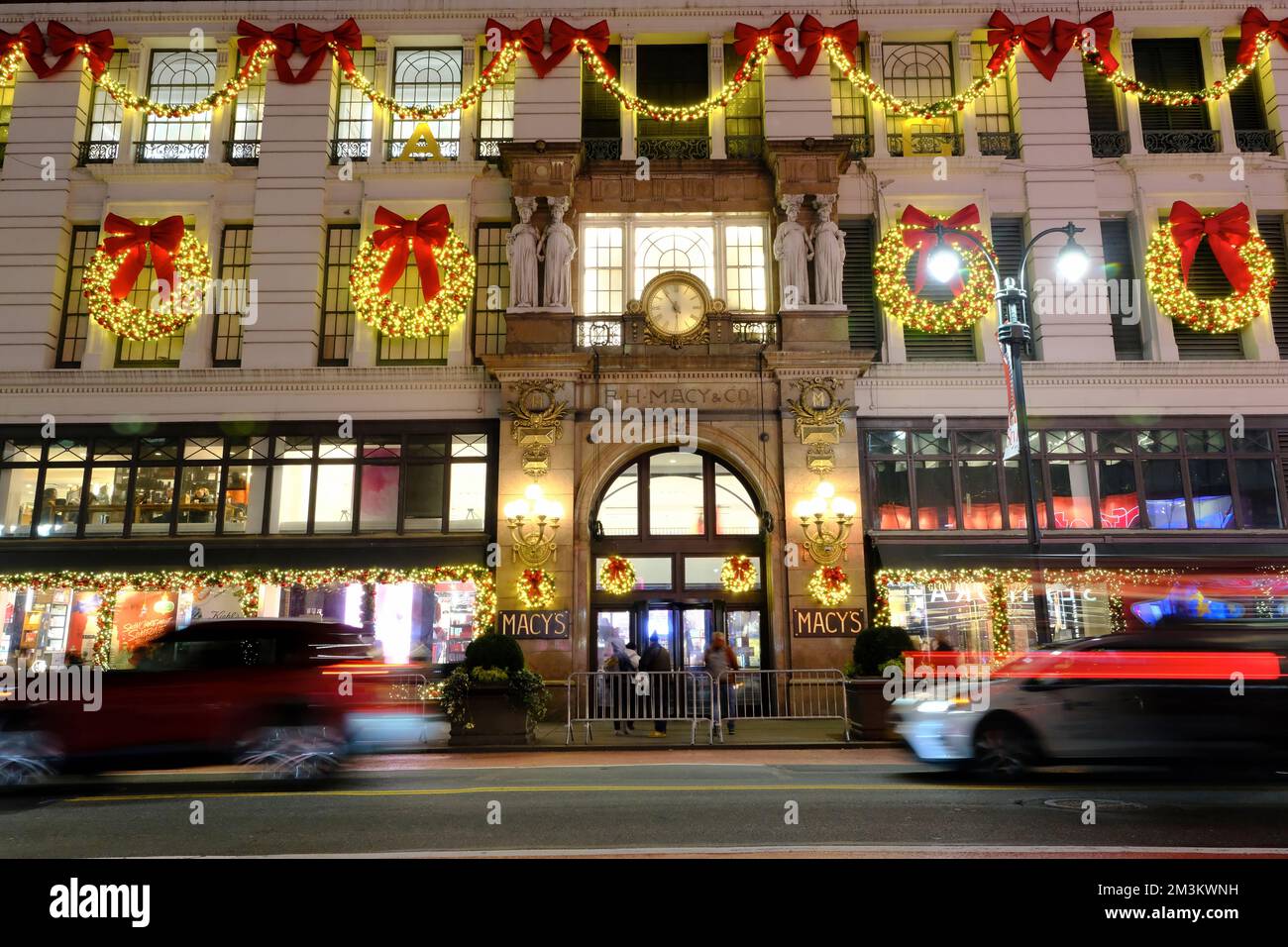 Decorazioni delle luci natalizie sulla facciata del grande magazzino Macy's nel centro di Manhattan. New York City.USA Foto Stock