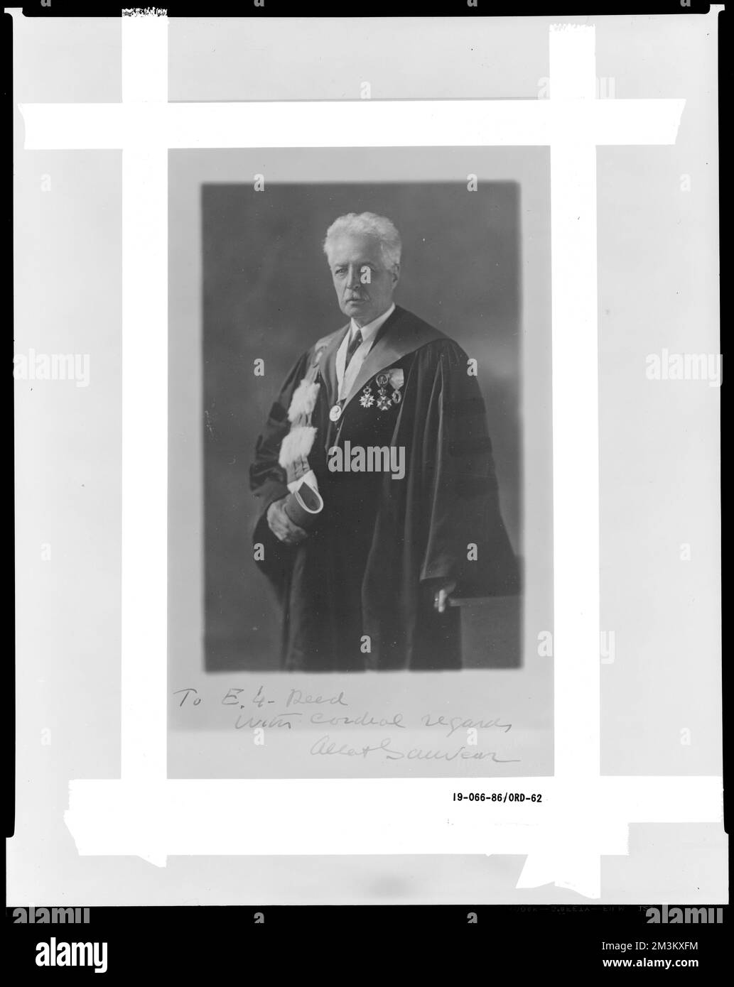 Foto indirizzata a E. Reed con cordiali saluti Allen Sauveur , decorazioni militari, costumi accademici. Record degli Stati Uniti Esercito operativo Foto Stock