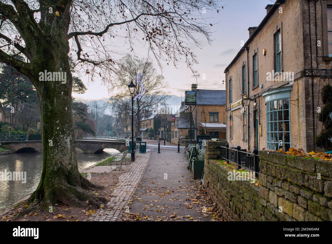 Bourton gelido sull'acqua la mattina presto. Bourton on the Water, Cotswolds, Gloucestershire, Inghilterra Foto Stock