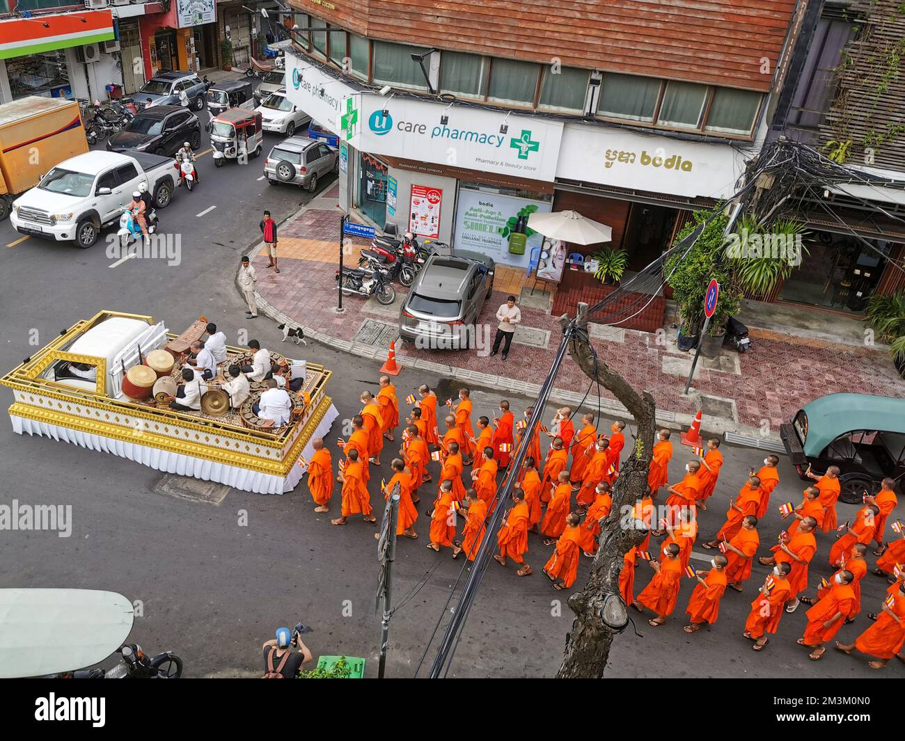 Phnom Penh, Cambogia - 3 dicembre 2022: Funerali monaci buddisti su Preah Ang Makhak Vann Street, Phnom Penh, Cambogia. Foto Stock