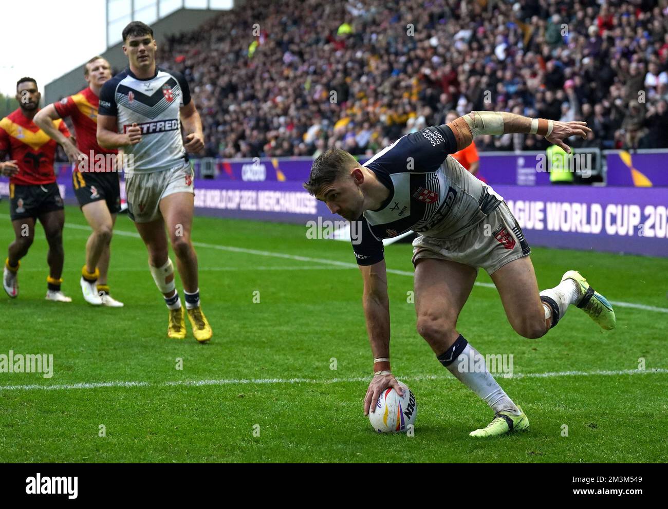 Foto del file datata 05-11-2022 del Tommy Makinson inglese segna l'ottava prova del loro fianco. Tommy Makinson ha registrato un record di Coppa del mondo inglese di 30 punti in una vittoria finale di 46-6 quarti su Papua Nuova Guinea. Data di emissione: Venerdì 16 dicembre 2022. Foto Stock