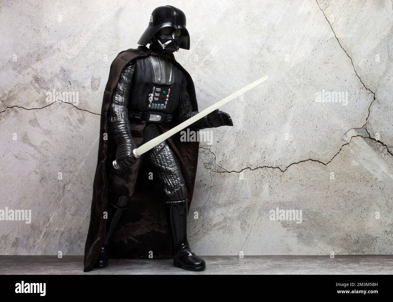 Darth Vader costume replica con sciabola leggera. Darth Vader è un personaggio della saga di Star Wars. Foto Stock