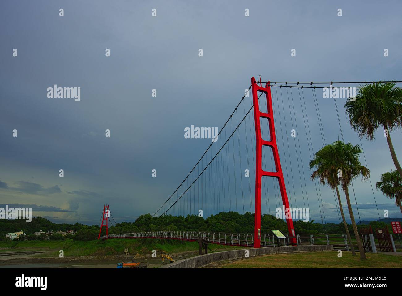Ponte sospeso rosso del serbatoio di Agongdian. Il primo serbatoio ad essere completato a Taiwan dopo la seconda guerra mondiale Kaohsiung City, 2022 Foto Stock