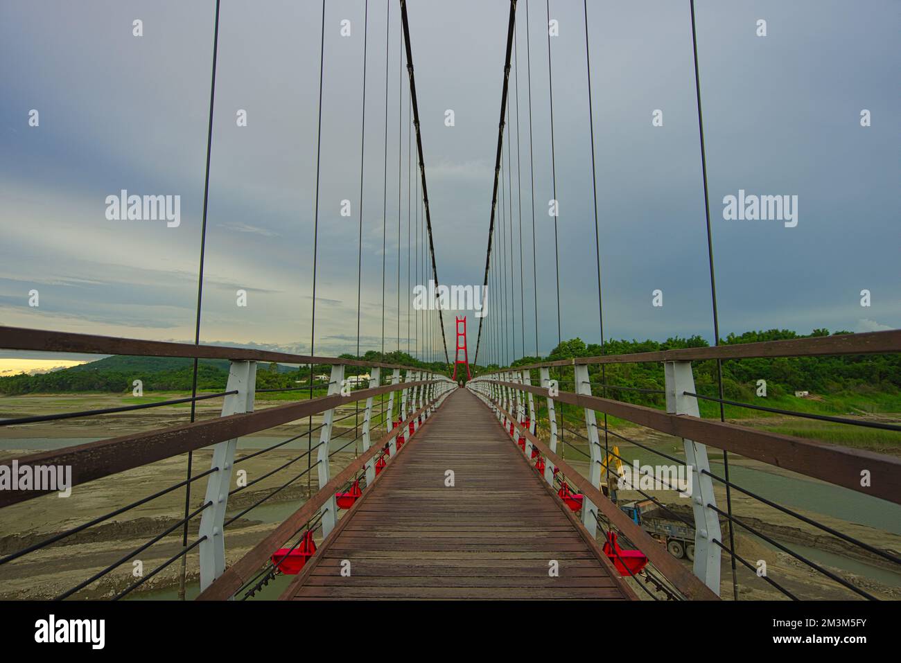Ponte sospeso rosso del serbatoio di Agongdian. Il primo serbatoio ad essere completato a Taiwan dopo la seconda guerra mondiale Kaohsiung City, 2022 Foto Stock