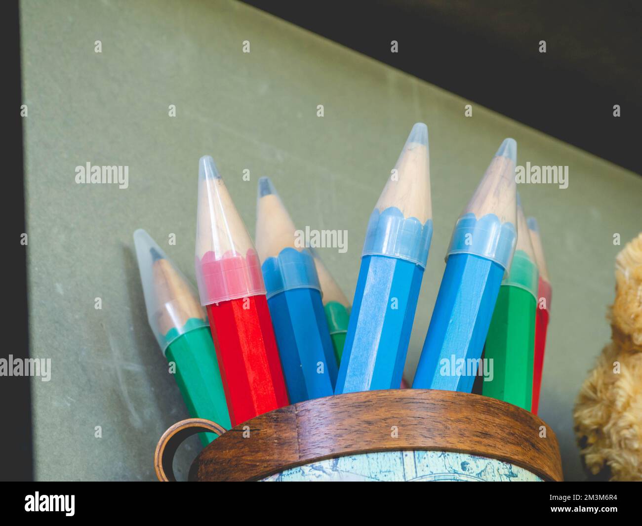 Il colore del legno è inserito in una scatola rotonda di legno. Foto Stock