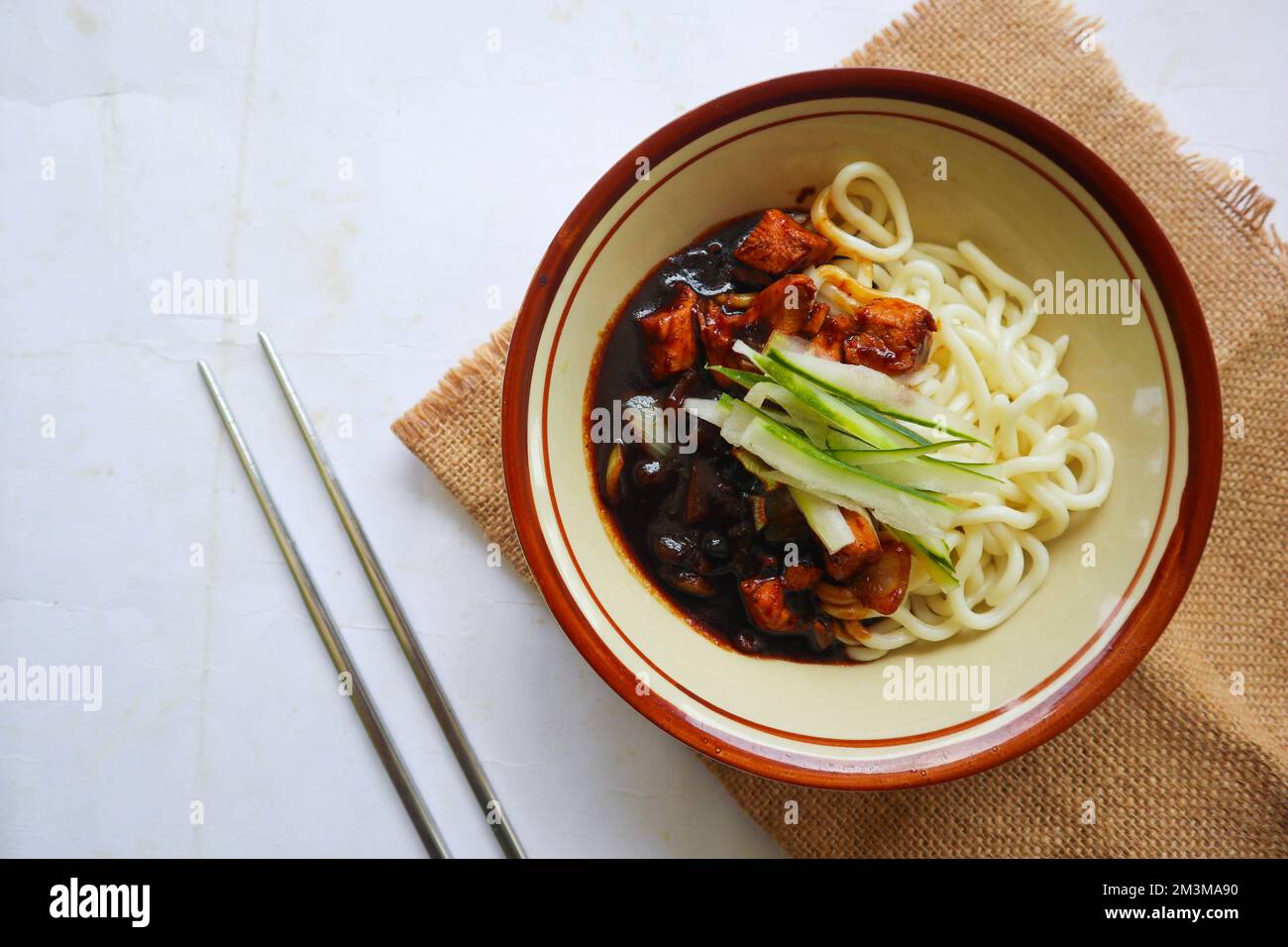 Jajangmyeon o Jajangmyeon è noodle coreano con salsa nera - servito sul tavolo Foto Stock