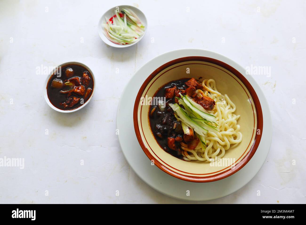 Jajangmyeon o Jajangmyeon è noodle coreano con salsa nera - servito sul tavolo Foto Stock