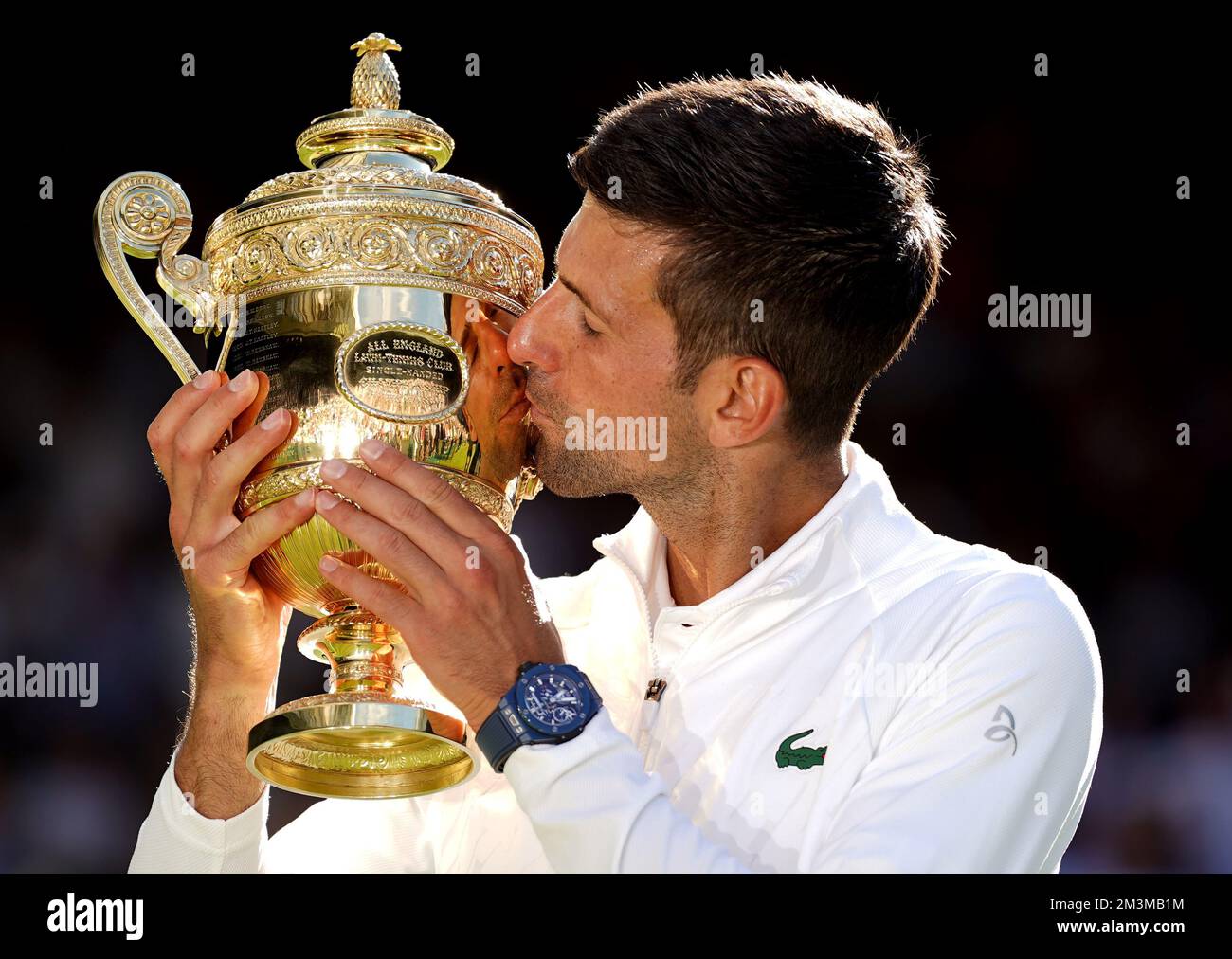 Foto del file datata 10-07-2022. Novak Djokovic bacia il trofeo dopo aver mantenuto la sua stretta su Wimbledon. I serbi hanno battuto un frustrato Nick Kyrgios 4-6 6-3 6-4 7-6 (3) per vincere un quarto titolo consecutivo all'All England Club e una corona da 21st. Un altro memorabile trionfo di corte centrale è stato il momento culminante di un anno difficile per Djokovic in cui non è stato in grado di competere agli Australian Open e agli US Open a causa della sua posizione anti-vaccinazione. Data di emissione: Venerdì 16 dicembre 2022. Foto Stock