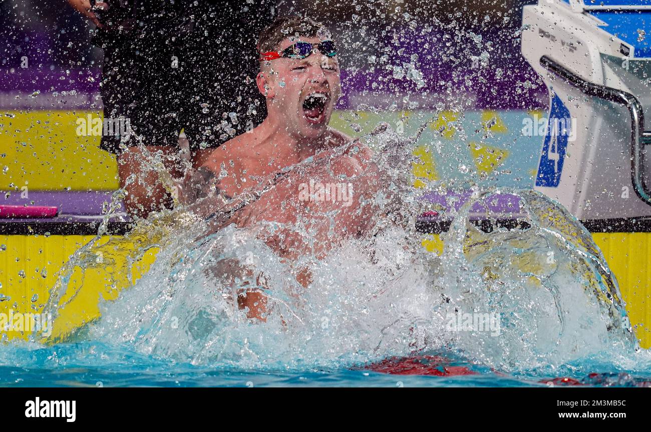 Foto del file datata 02-08-2022. Il nuotatore Adam peaty ruggisce con gioia dopo aver vinto 50m oro al seno per finire un rollercoaster pochi giorni al Commonwealth Games di Birmingham su un alto. La corsa inattesa di otto anni dell'inglese negli anni '100m si è conclusa due giorni prima, inducendolo a concedergli che si era aspettato troppo di sé sulla sua rimonta da un piede rotto. Peaty ha avvertito i suoi rivali che avrebbe risposto a quella delusione e debitamente ha rivendicato l'unica medaglia d'oro importante mancante dalla sua vasta collezione dopo aver toccato il muro per primo in 26,76 secondi. Data di emissione: Venerdì 16 dicembre 2022. Foto Stock