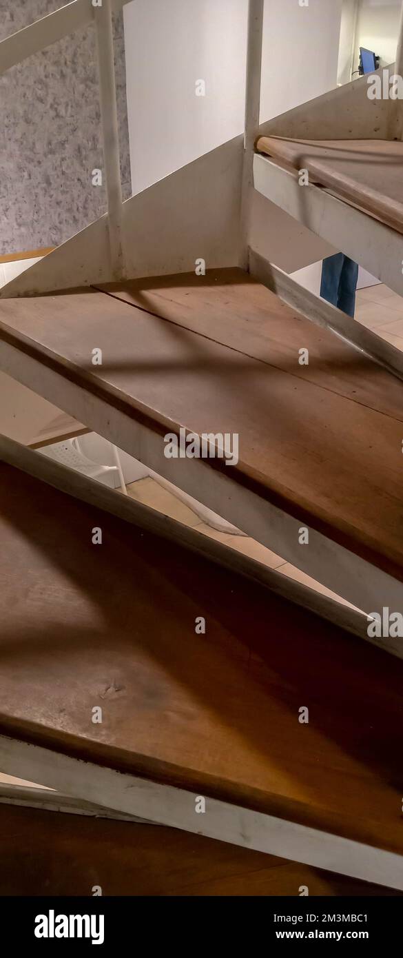 Scala a chiocciola, presa dall'alto con le ringhiere bianche Foto Stock