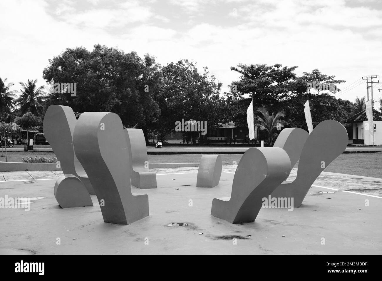 Pangandaran, Giava Occidentale, Indonesia - 30 Ottobre, 2022 : Foto monocromatica in bianco e nero di un edificio a più piani che è l'icona di Pangandaran Foto Stock