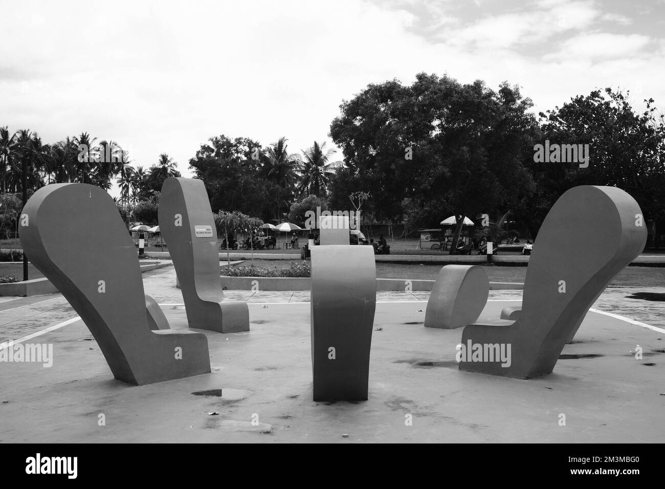 Pangandaran, Giava Occidentale, Indonesia - 30 Ottobre, 2022 : Foto monocromatica in bianco e nero di un edificio a più piani che è l'icona di Pangandaran Foto Stock