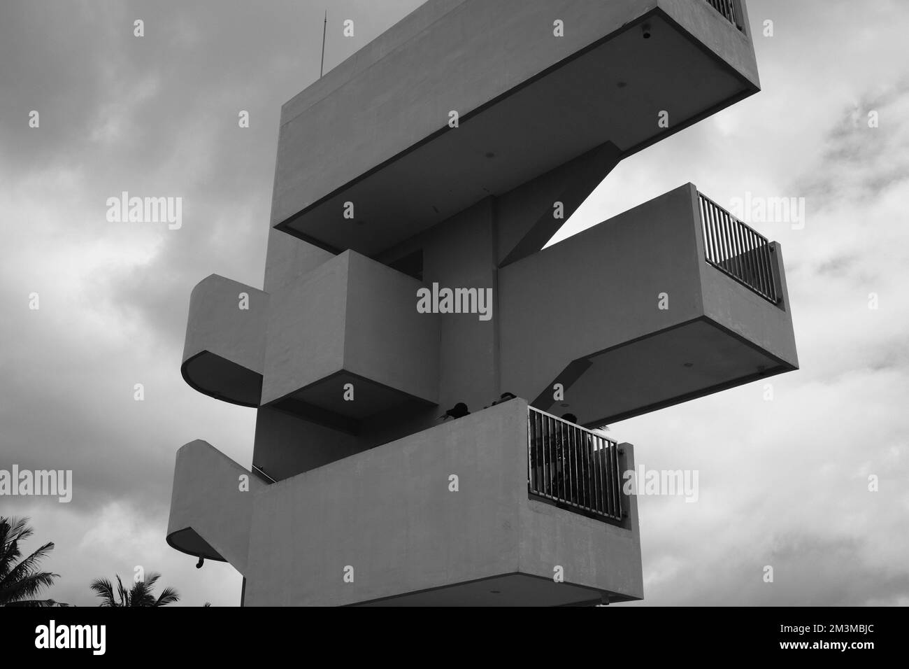 Pangandaran, Giava Occidentale, Indonesia - 30 Ottobre, 2022 : Foto monocromatica in bianco e nero di un edificio a più piani che è l'icona di Pangandaran Foto Stock