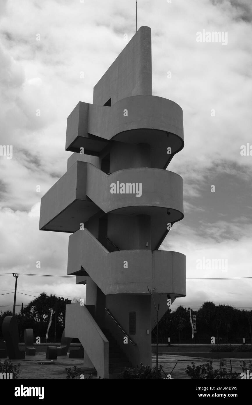 Pangandaran, Giava Occidentale, Indonesia - 30 Ottobre, 2022 : Foto monocromatica in bianco e nero di un edificio a più piani che è l'icona di Pangandaran Foto Stock