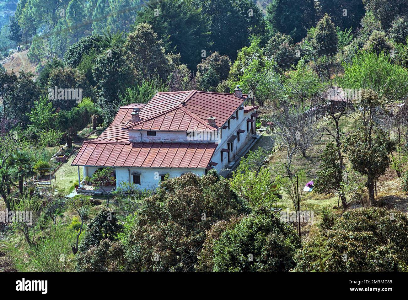 Casa sul tetto spiovente, Mukteshwar, Nainital, Kumaon, Uttarakhand, India Foto Stock