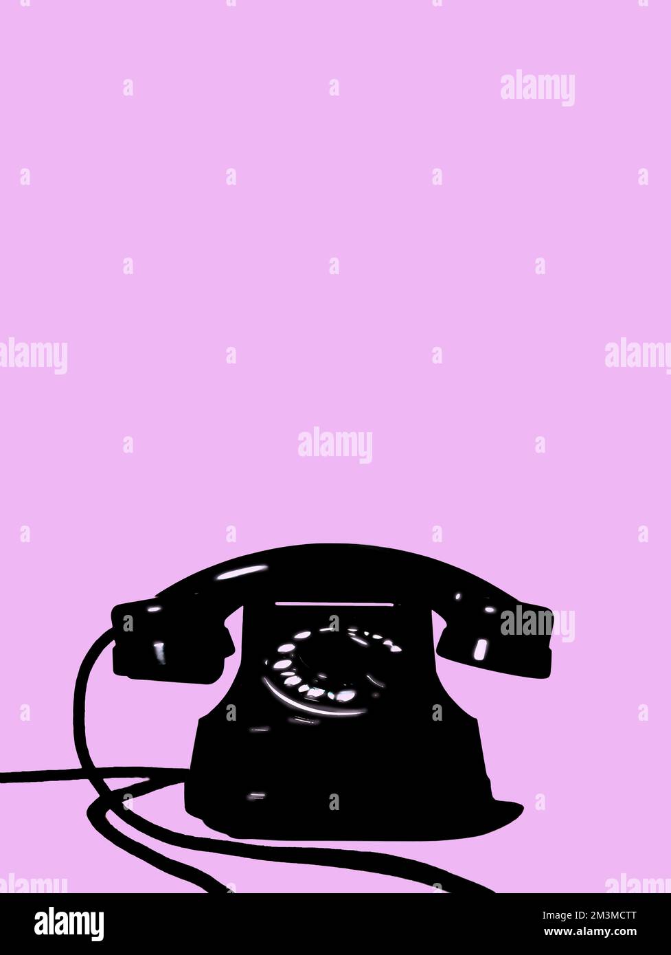 Silhouette nero vecchio telefono su sfondo rosa. Scheda. Spazio di copia Foto Stock