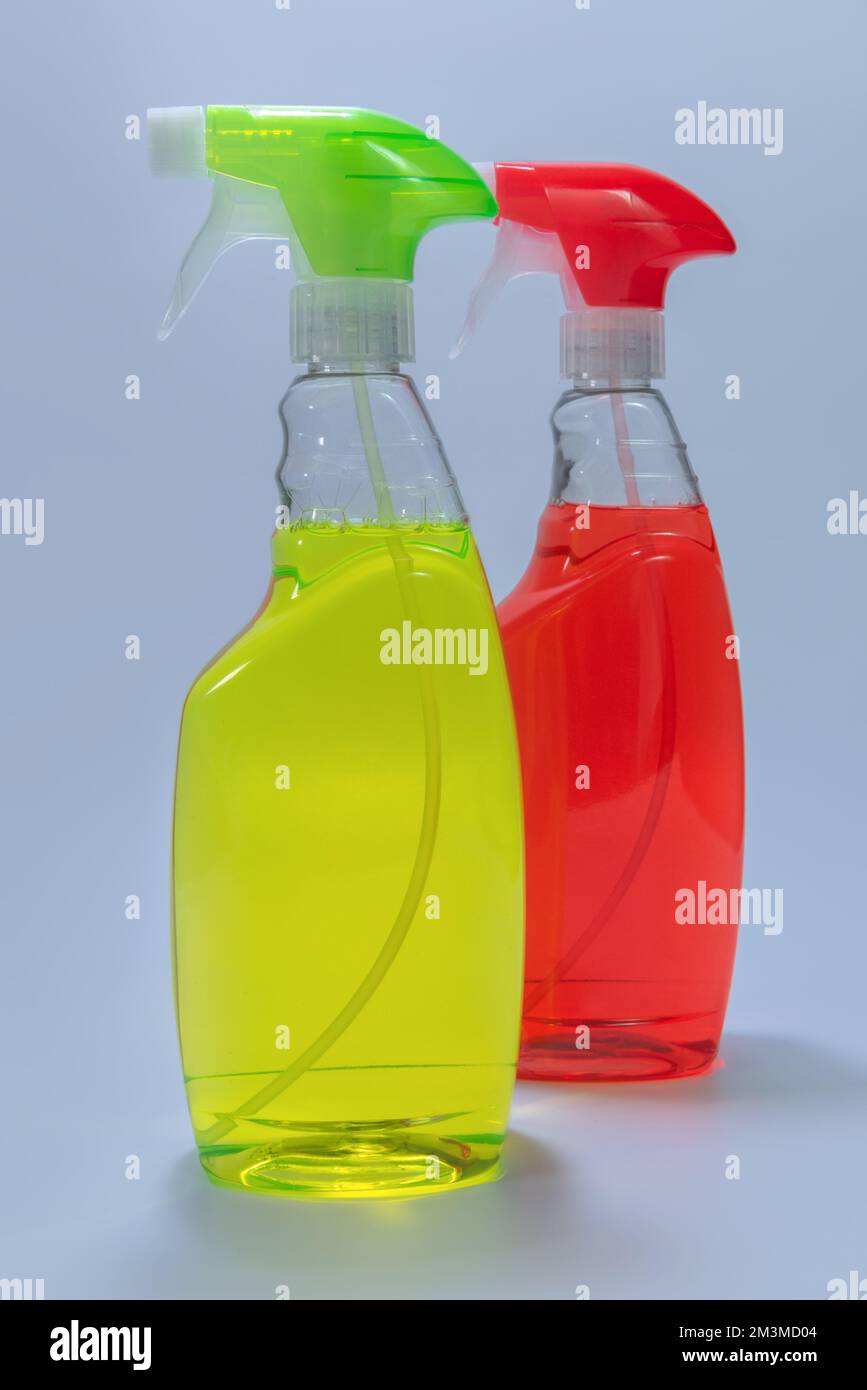 Due contenitori con detergente - rosso, verde. su sfondo bianco Foto Stock