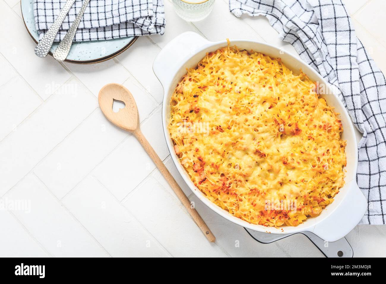 Maccheroni e formaggi tipici americani (mac e formaggio) in caseroll Foto Stock