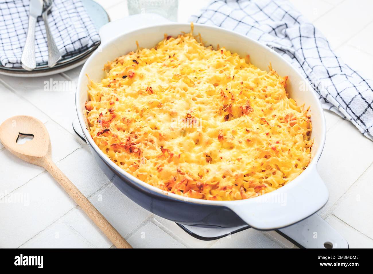 Maccheroni e formaggi tipici americani (mac e formaggio) in caseroll Foto Stock