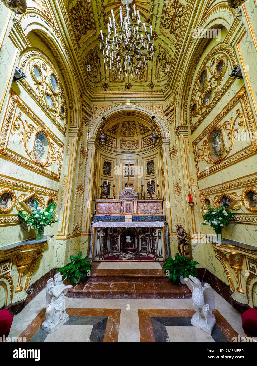 Cappella del Santissimo Sacramento. La cappella è arricchita da rilievi in legno dorato e ospita le reliquie di numerosi santi martiri nella Cattedrale di San Lorenzo di Trapani - Sicilia, Italia Foto Stock
