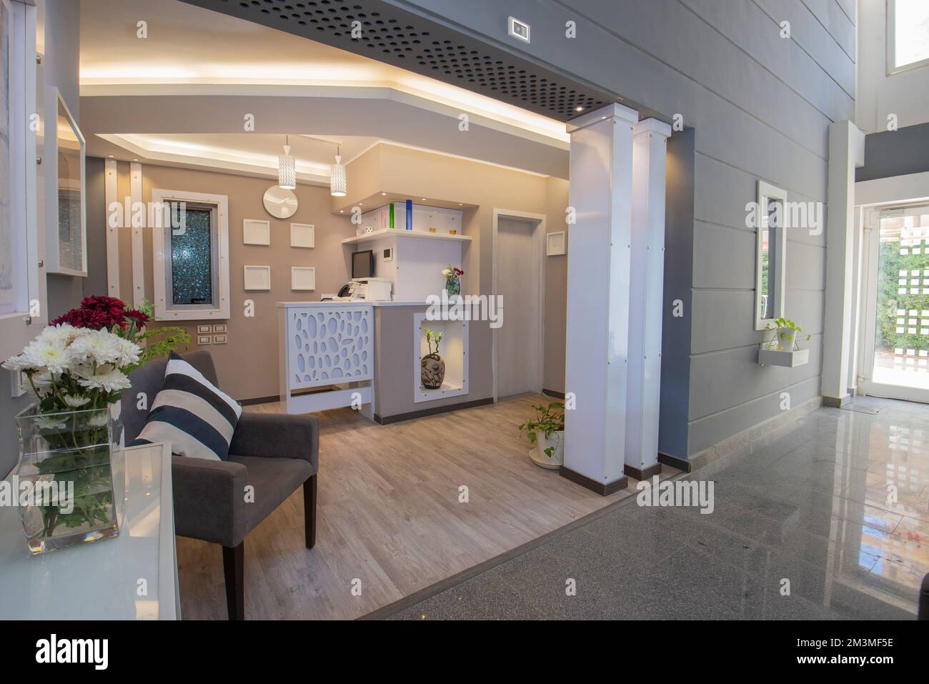 Design interno di un piccolo hotel boutique di lusso, area reception della lobby con posti a sedere Foto Stock