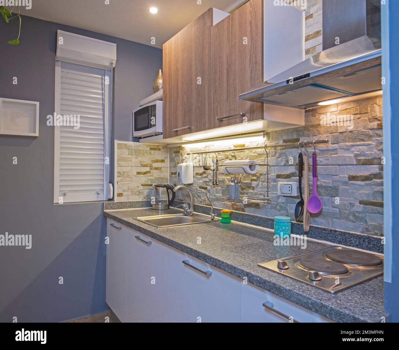 Zona cucina in appartamento di lusso show home mostra interior design decor e arredamento Foto Stock