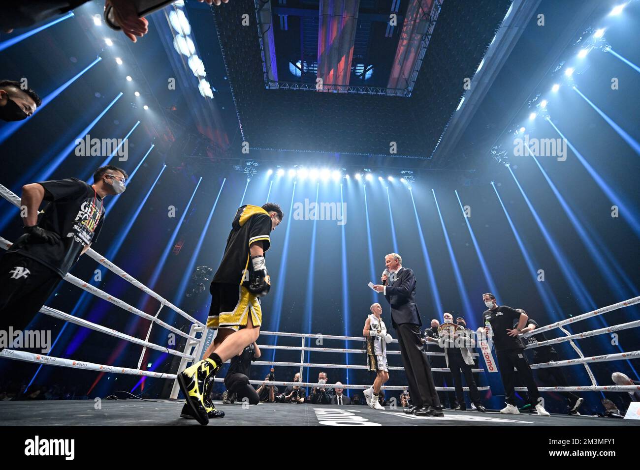 Naoya Inoue del Giappone e Paul Butler della Gran Bretagna e l'annunciatore di anello Jimmy Lennon Jr. Prima del loro titolo di bantamphight unificazione bout di WBA (Super), WBC, IBF e WBO all'Ariake Arena di Tokyo, Giappone, 13 dicembre 2022. (Foto di Hiroaki Finito Yamaguchi/AFLO) Foto Stock